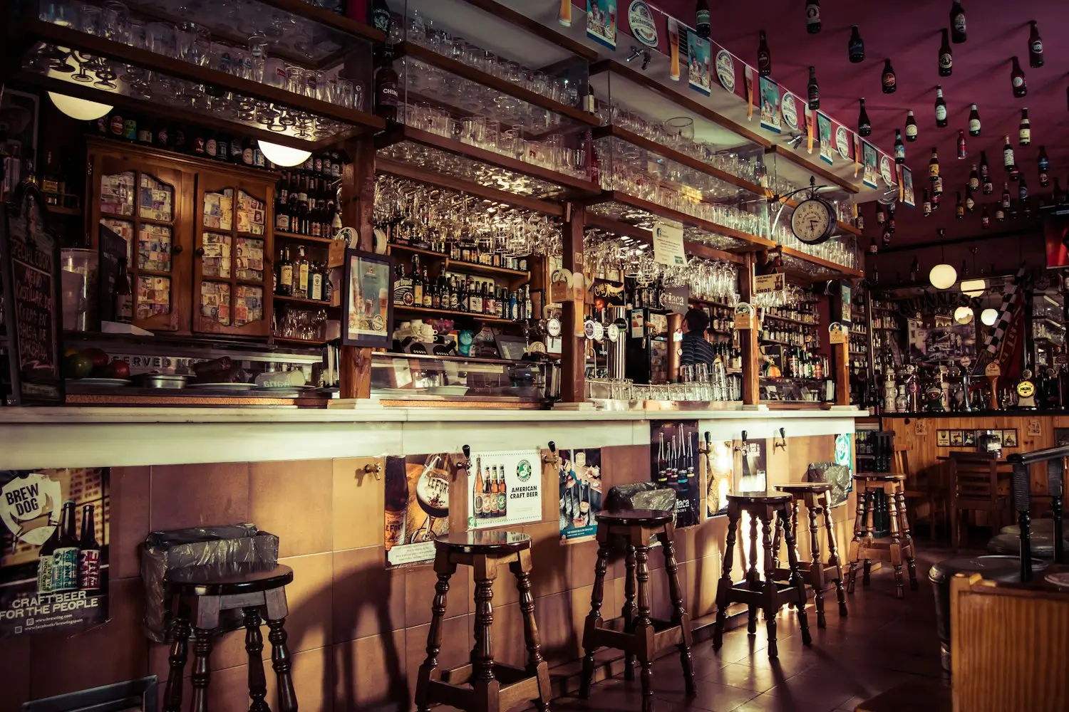 Interior de barra de taberna en Plaza Mayor